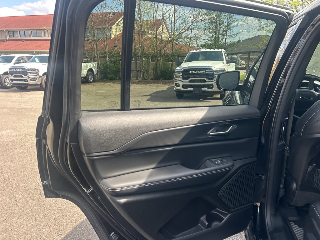 2025 Jeep Grand Cherokee L Altitude 4x4