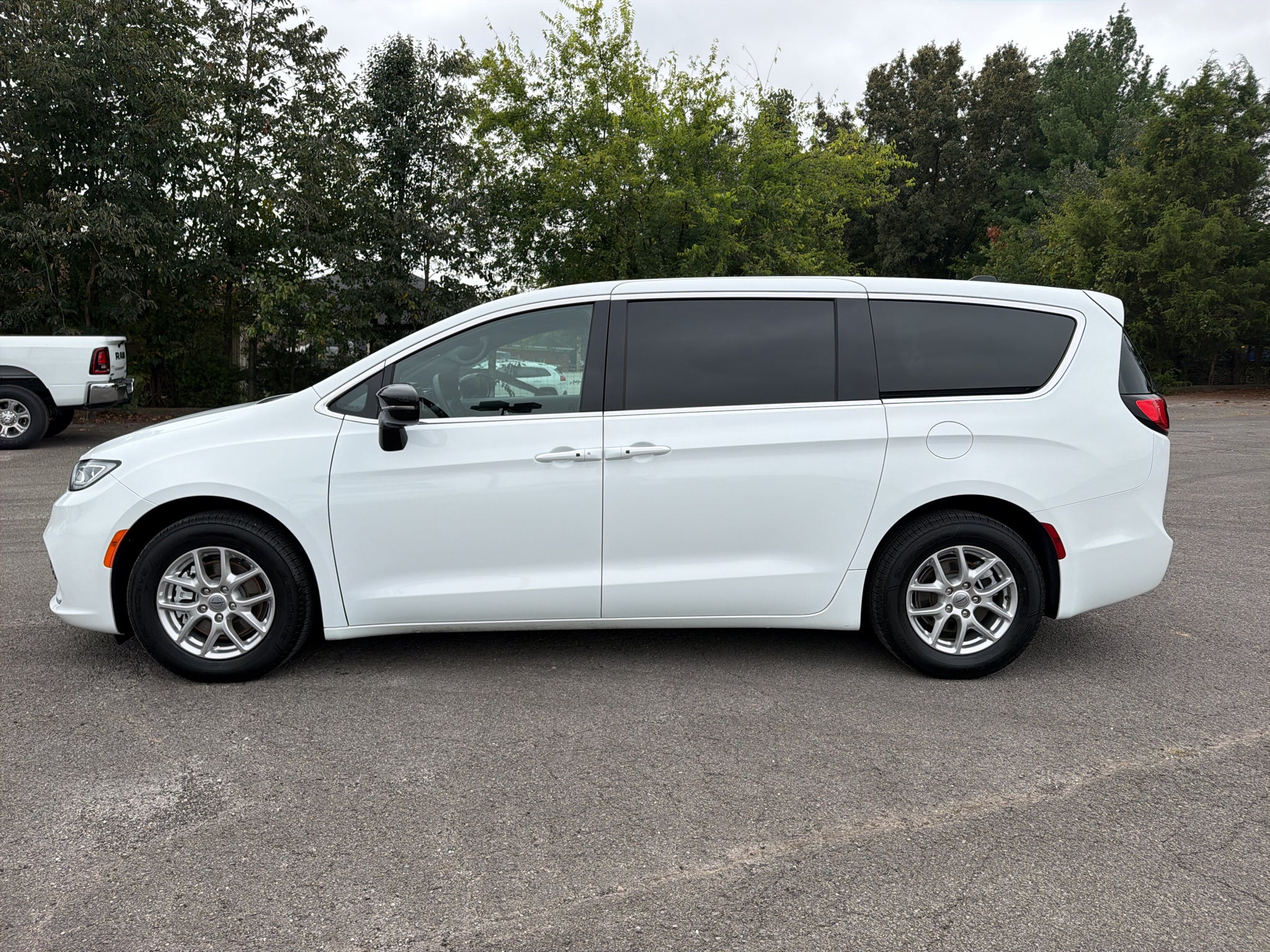2025 Chrysler Pacifica Select