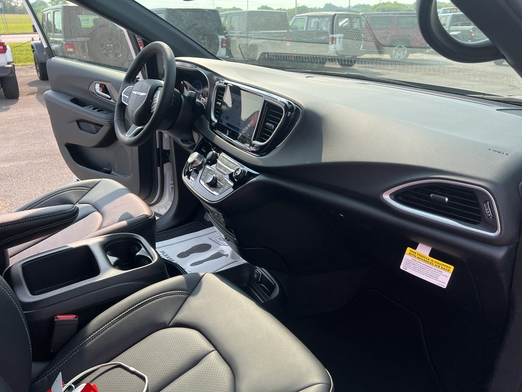 2025 Chrysler Voyager VOYAGER LX