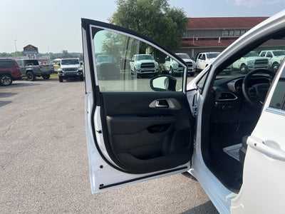 2025 Chrysler Voyager VOYAGER LX