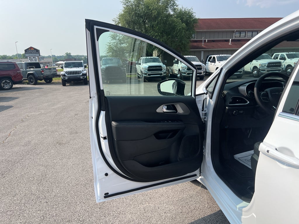 2025 Chrysler Voyager VOYAGER LX