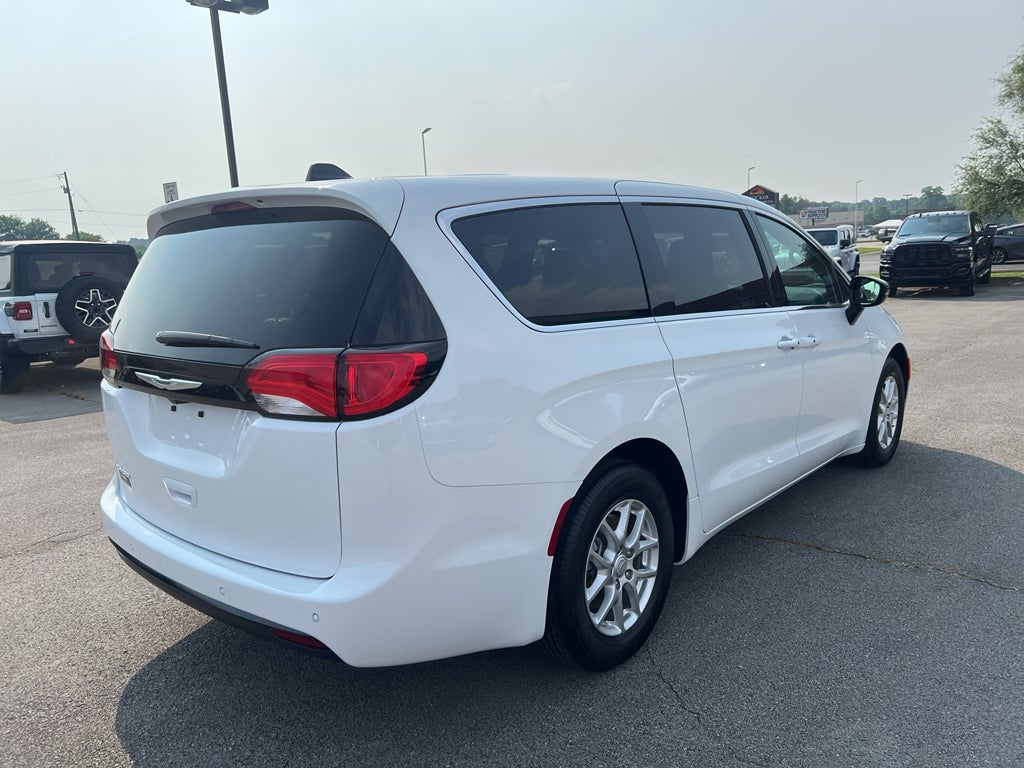 2025 Chrysler Voyager VOYAGER LX