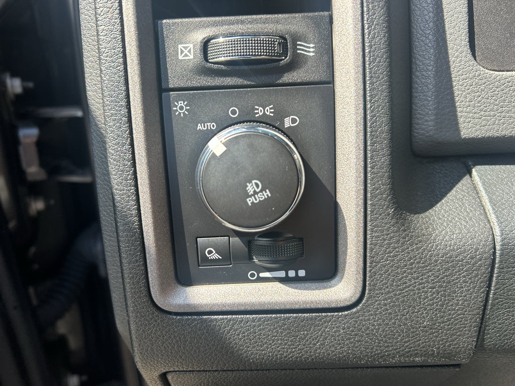 2018 RAM 1500 Express Crew Cab 4x4 5'7' Box